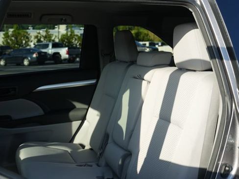 Used 2017 Toyota Highlander LE FWD image 15