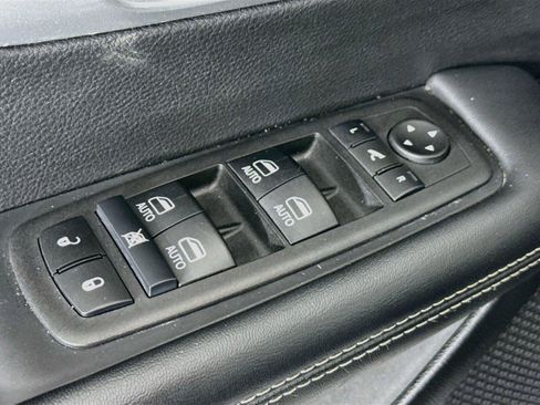 Used 2025 Chrysler Pacifica Limited FWD image 27
