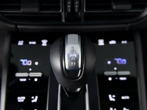 Used 2025 Porsche Macan image 26