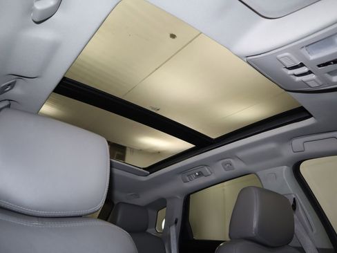 Used 2012 Cadillac SRX Luxury image 18