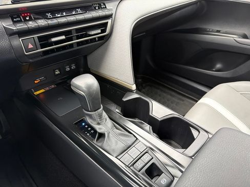 Used 2025 Toyota Camry SE w/ Convenience Package FWD image 31