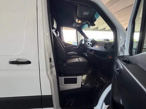 Used 2025 Mercedes-Benz Sprinter 2500 image 32