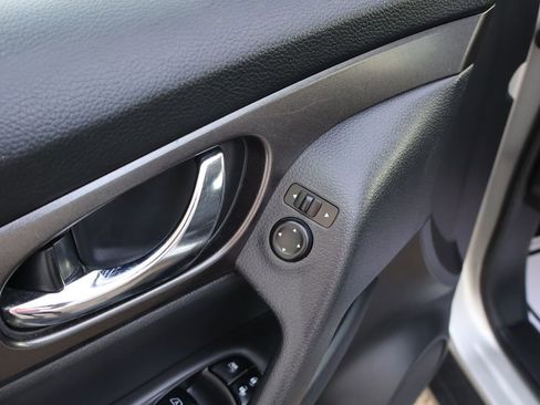 Used 2015 Nissan Rogue SV image 17