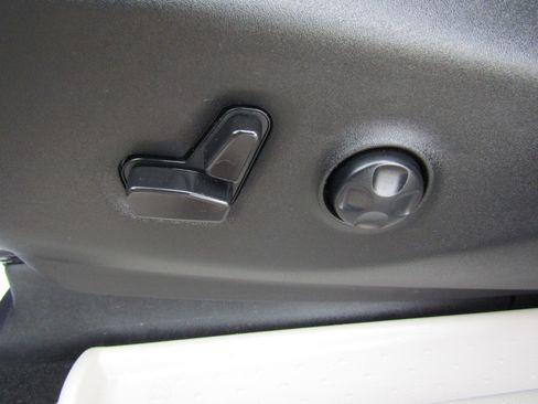 Used 2023 Chrysler Voyager LX image 21