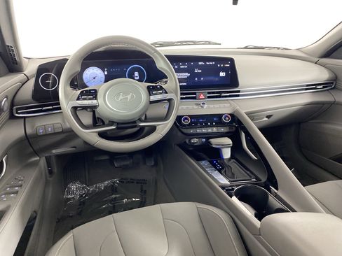 Used 2025 Hyundai Elantra SEL image 20