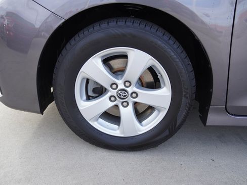 Used 2018 Toyota Sienna LE image 13