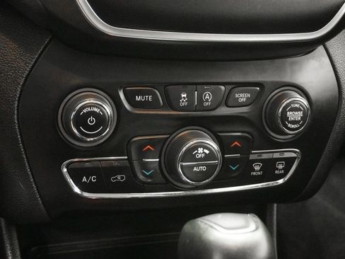 Used 2020 Jeep Cherokee Latitude Plus w/ Cold Weather Group image 26