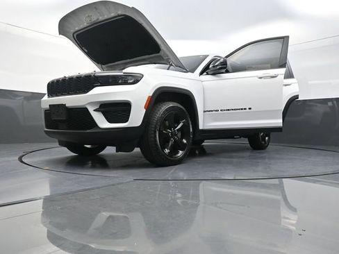 Used 2024 Jeep Grand Cherokee Altitude AWD/4WD image 31