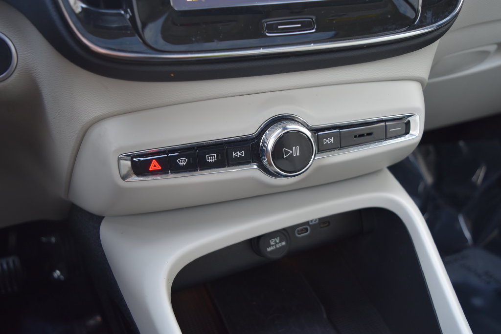 Used 2023 Volvo XC40 B4 Ultimate FWD image 18