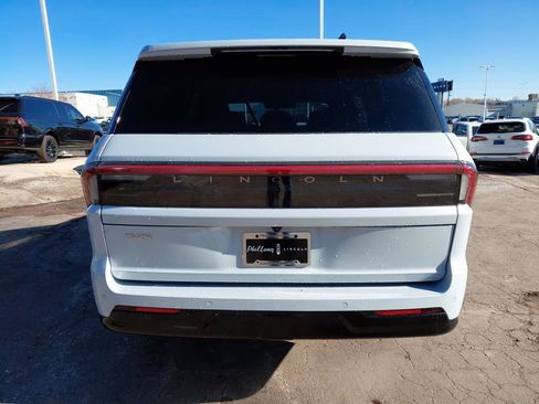 New 2026 Lincoln Navigator Reserve image 8