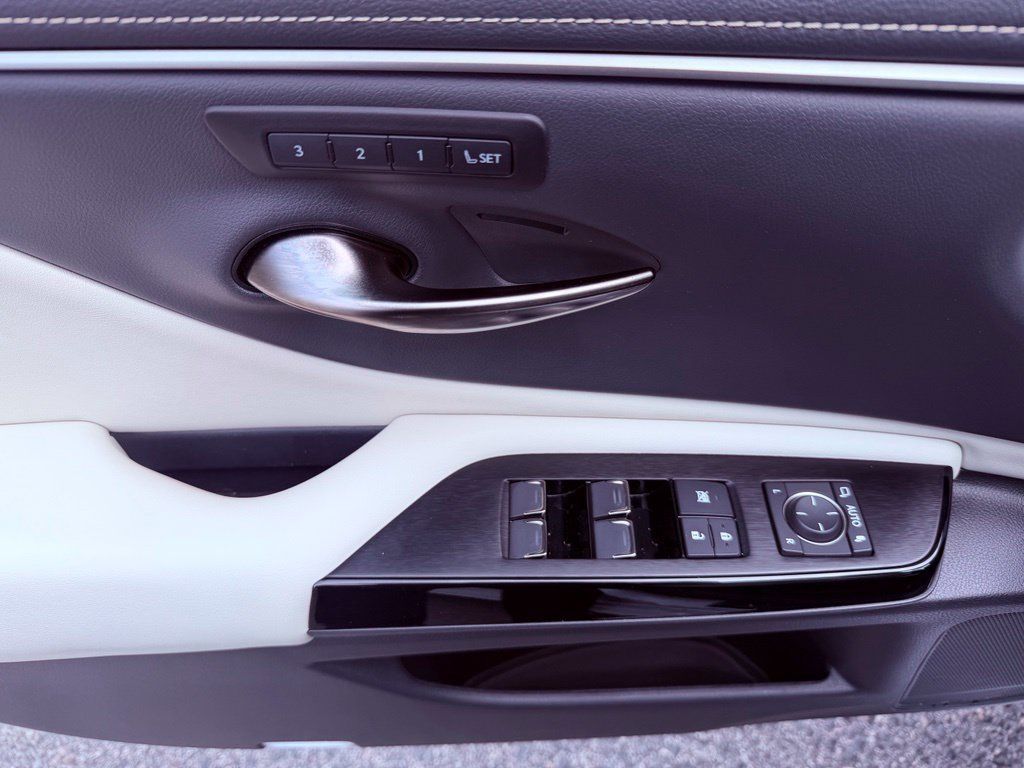 Certified 2025 Lexus ES 300h w/ Premium Package FWD image 17