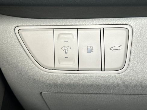 Used 2023 Genesis G70 2.0T image 35