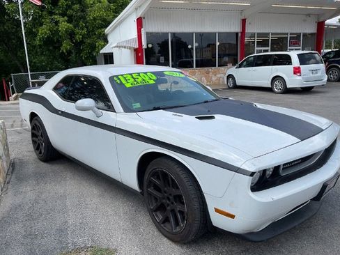 Used 2011 Dodge Challenger R/T RWD image 3