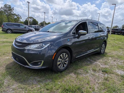 Used 2020 Chrysler Pacifica Limited w/ Advanced Safetytec Group FWD image 8