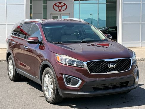 Used 2017 Kia Sorento AWD w/ LX Convenience Package image 1