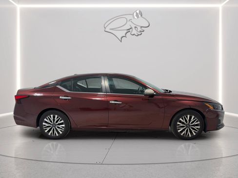 Used 2024 Nissan Altima 2.5 SV FWD image 6