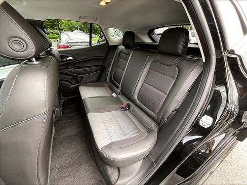 Used 2025 Chevrolet Trax LT w/ Sunroof Package FWD image 25
