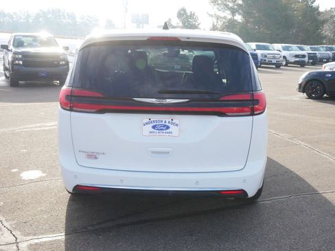 Used 2025 Chrysler Pacifica Select image 6