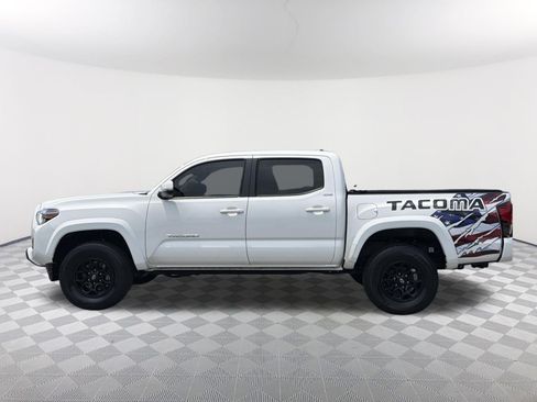 Used 2022 Toyota Tacoma SR5 w/ Technology Package RWD image 2