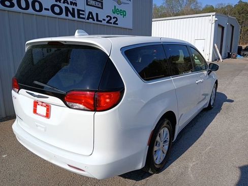 Used 2017 Chrysler Pacifica Touring w/ Tire & Wheel Group FWD image 3