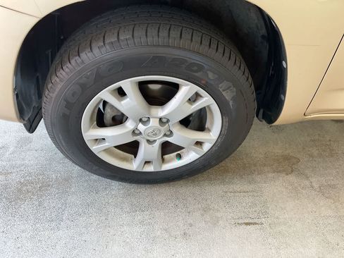 Used 2012 Toyota RAV4 4WD V6 w/ Upgrade Value Pkg image 10