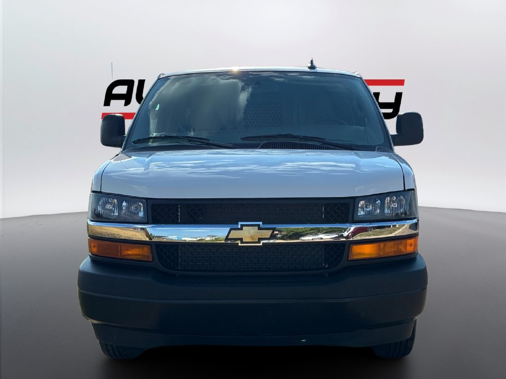 Used 2025 Chevrolet Express 3500 Extended w/ Driver Convenience Package RWD image 2