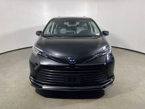 Certified 2023 Toyota Sienna XLE image 8