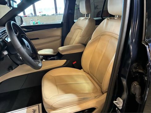 Used 2023 Jeep Grand Cherokee Limited w/ Luxury Tech Group II AWD/4WD image 17