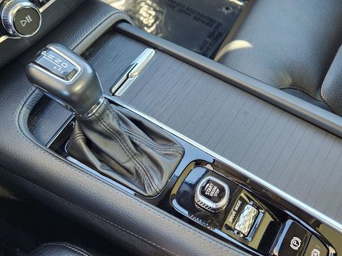 Used 2020 Volvo XC90 T6 Momentum w/ Protection Package Premier image 11