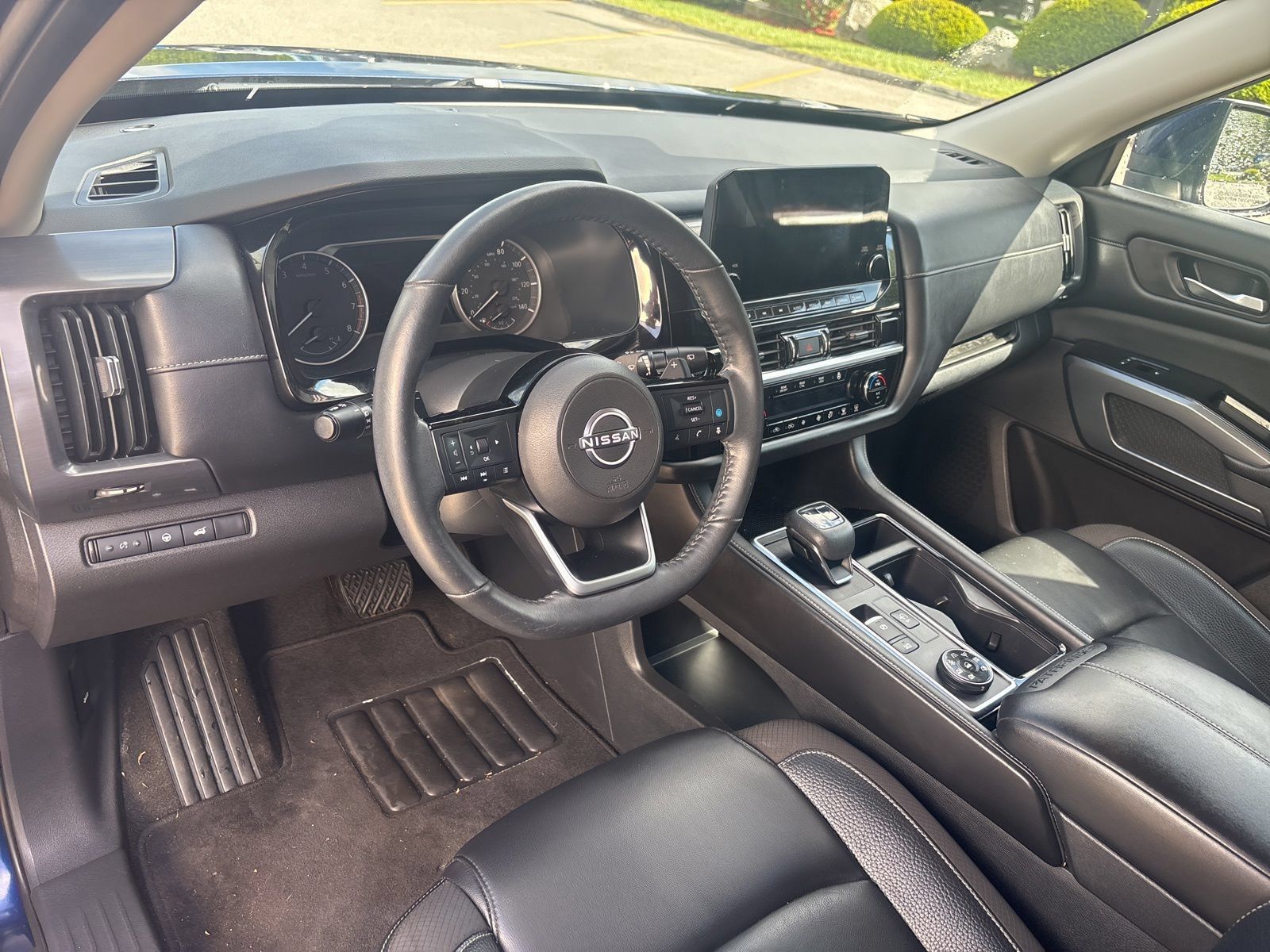 Used 2022 Nissan Pathfinder SL w/ SL Black Package AWD/4WD image 11