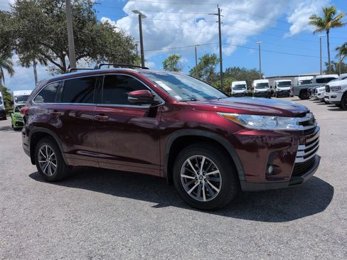 Used 2017 Toyota Highlander XLE w/ Carpet Mat Package AWD/4WD image 2