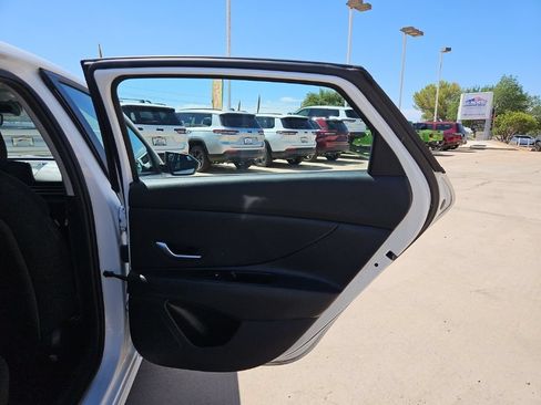 Used 2024 Hyundai Elantra SEL FWD image 15
