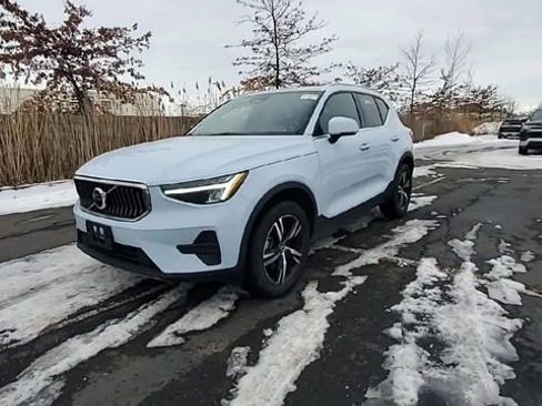 Used 2025 Volvo XC40 B5 Core image 4