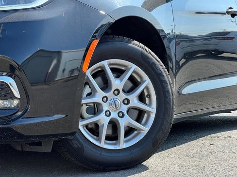 Used 2023 Chrysler Pacifica Touring-L FWD image 2