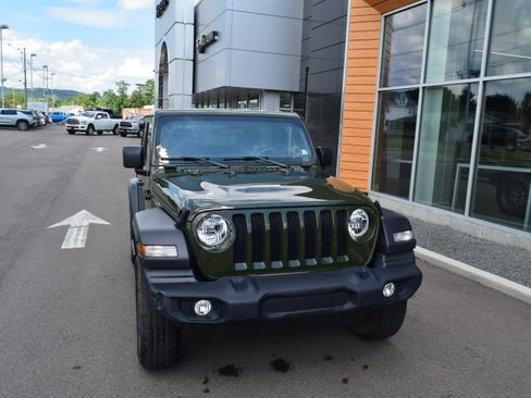Used 2022 Jeep Wrangler Sport AWD/4WD image 2