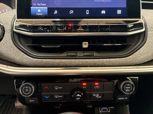 Used 2023 Jeep Compass Latitude w/ Sun and Sound Group AWD/4WD image 19