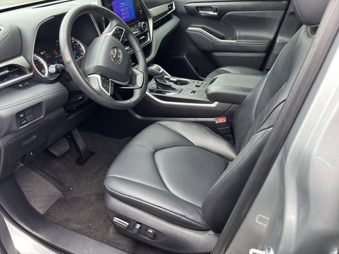 Used 2023 Toyota Highlander XLE AWD/4WD image 10