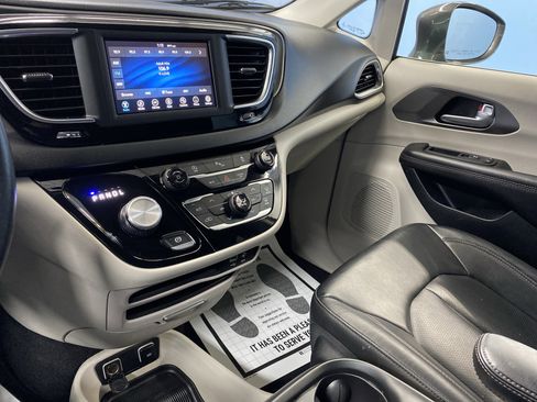 Certified 2020 Chrysler Pacifica Touring-L image 14