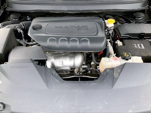 Used 2019 Jeep Cherokee Latitude Plus FWD image 32