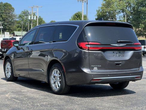 Used 2023 Chrysler Pacifica Touring FWD image 9