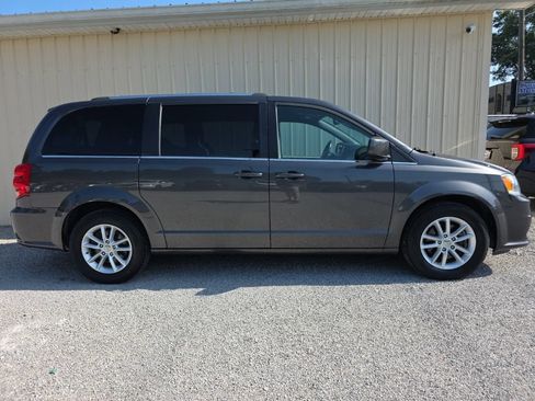 Used 2018 Dodge Grand Caravan SXT w/ Rear Park Assist Package FWD image 3