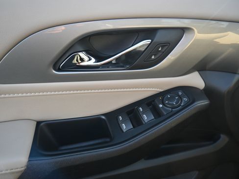 Used 2022 Chevrolet Traverse LT image 17