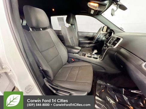 Used 2018 Jeep Grand Cherokee Laredo AWD/4WD image 17