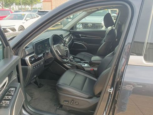 Used 2025 Kia Telluride S FWD image 4