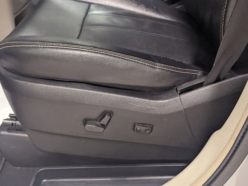 Used 2016 Chrysler Town & Country Touring w/ Driver Convenience Group image 12