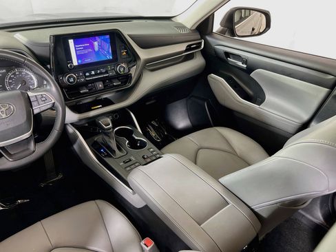 Used 2023 Toyota Highlander XLE AWD/4WD image 24