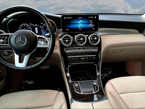 Used 2022 Mercedes-Benz GLC 300 4MATIC w/ Premium Package Lite image 9