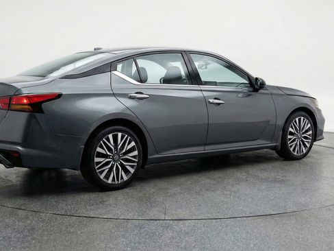 Used 2025 Nissan Altima 2.5 SV FWD image 9