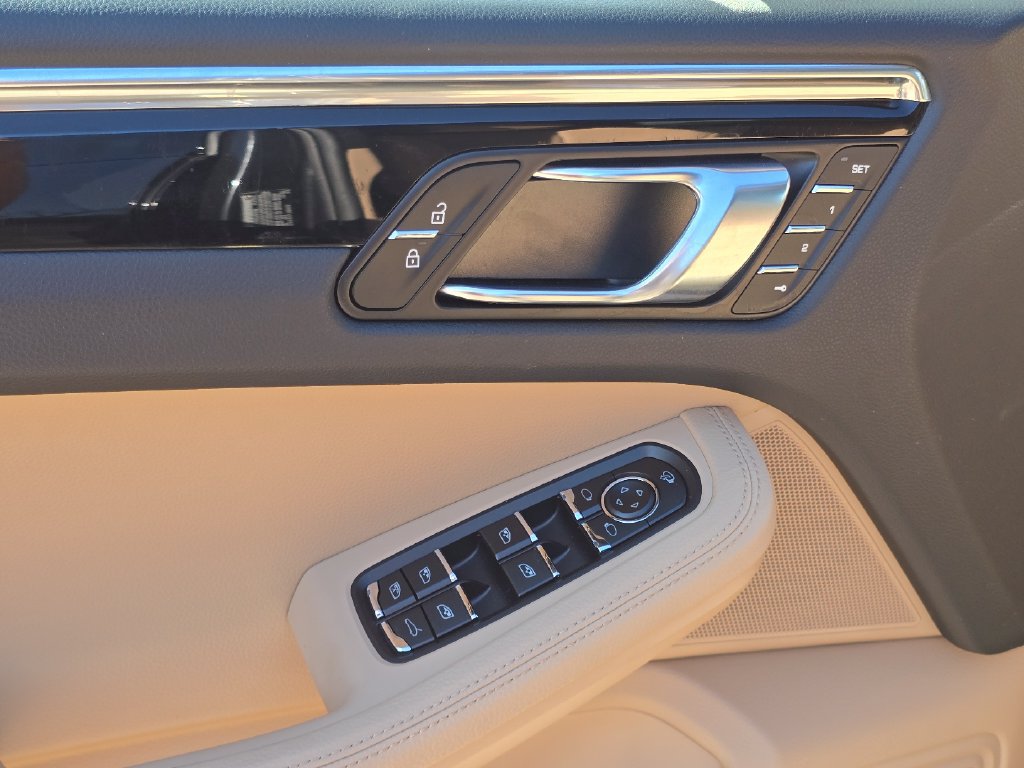 Certified 2026 Porsche Macan AWD/4WD image 19