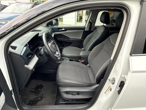 Used 2024 Volkswagen Taos SE w/ Panoramic Sunroof Package AWD/4WD image 11